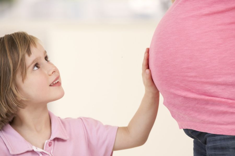 Kako da pripremite starije dete za dolazak bebe?