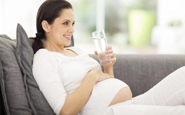 Voda u ishrani trudnica i beba – mogući zdravstveni problemi